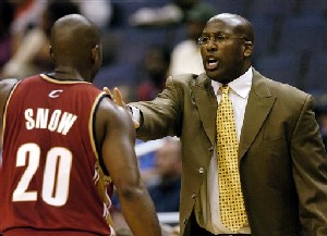 Cleveland Cavaliers coach Mike Brown talks to Cavaliers' Eric Snow during the first quarter of a preseason game against the Washington Wizards Monday