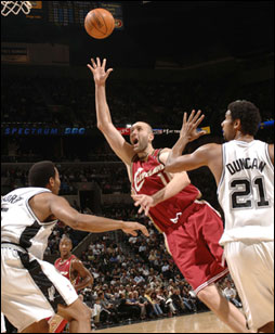 Zydrunas Ilgauskas shoots over Tim Duncan and Robert Horry